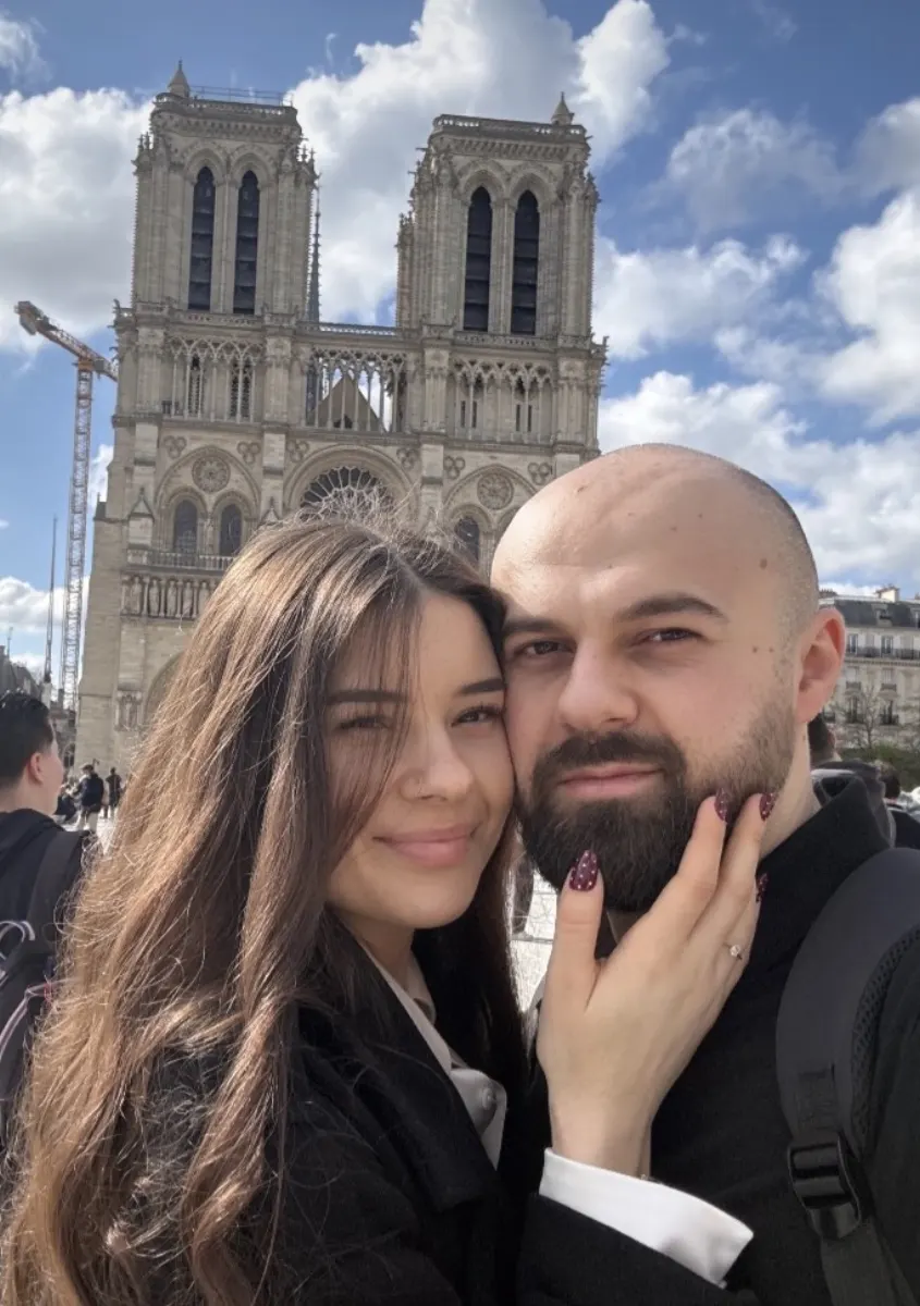 Selfie of Cristi and Diana in front of Notre-Dame de Paris